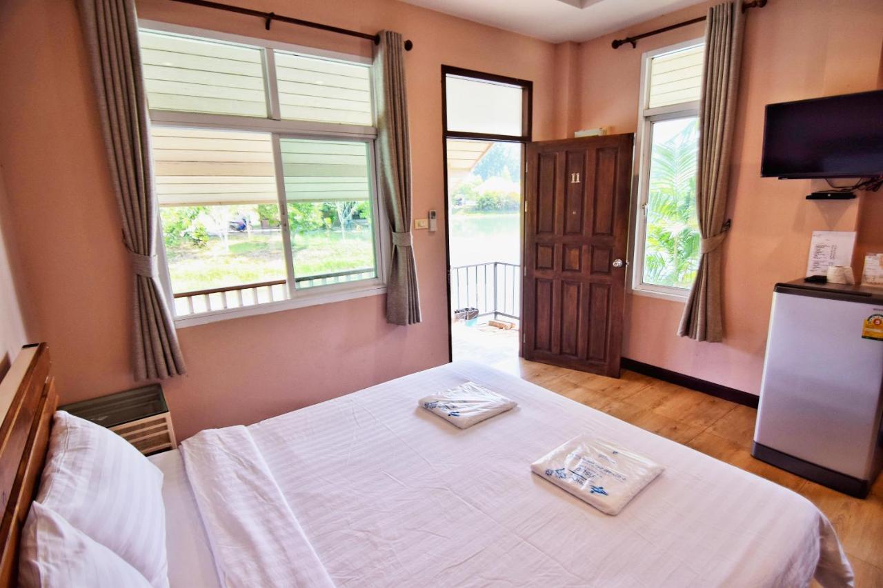 Pirom Lake And Resort Si Maha Phot Room photo